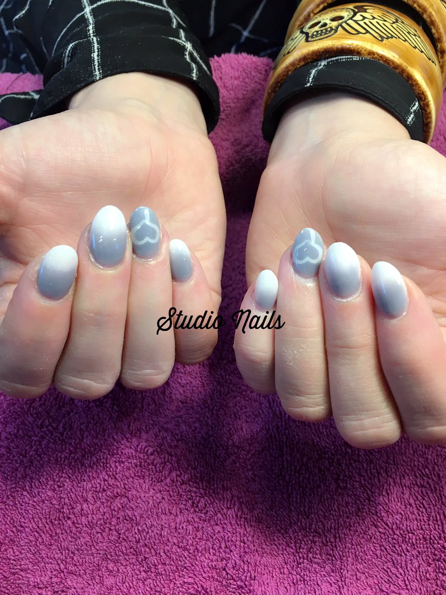 StudioNails_'s tweet photo. Ombré nails with 3D stamp https://t.co/ZvmzQLDU2H