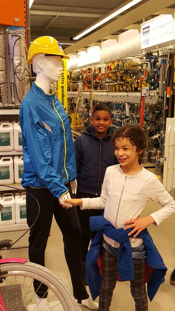 "Keurig, kinderen! Iedereen inderdaad een handje geven als je ergens op bezoek komt! ;-) Eisvrij bij Gamma in #Schiedam. <a href="/MundoAteam/">Mundo'sA-team</a>