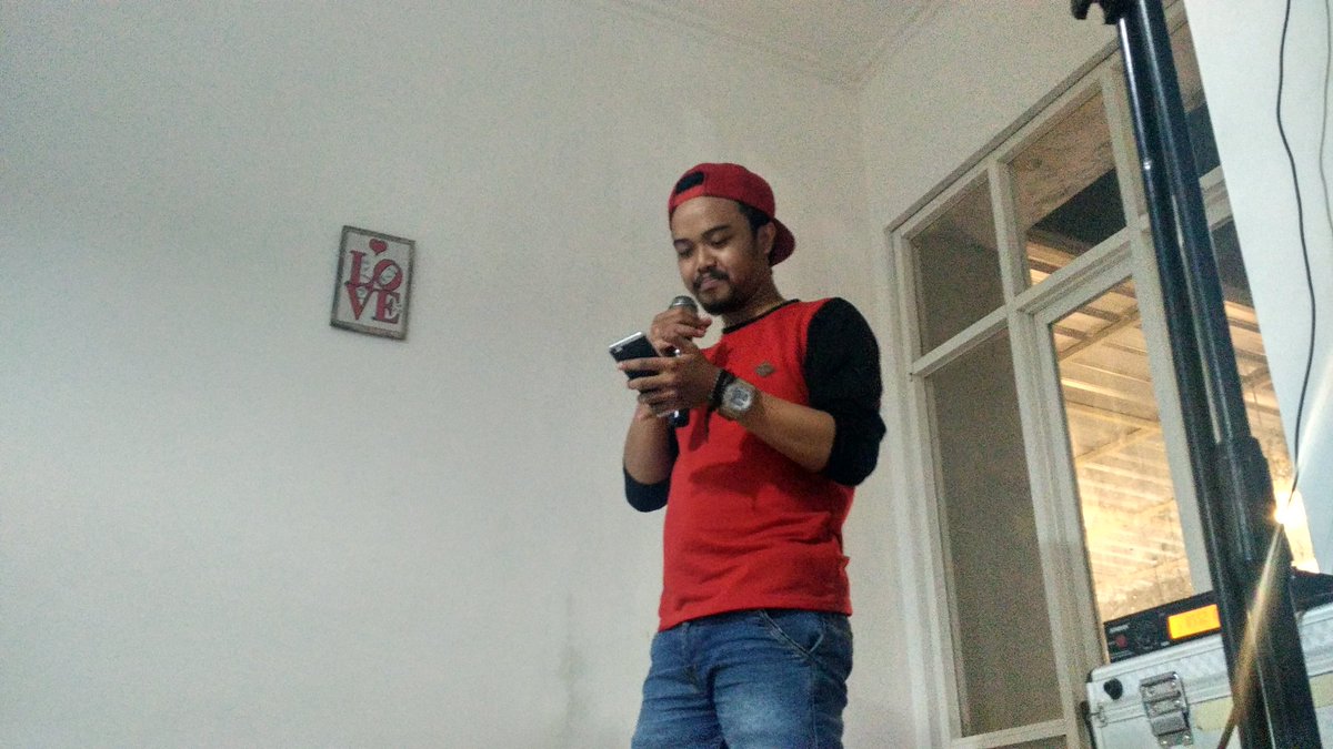 standupUB's tweet photo. comic selanjutnya dari @StandUpJAKBAR , ini lah Agung #OpenmicCampusMLG https://t.co/djHTi3ggLX