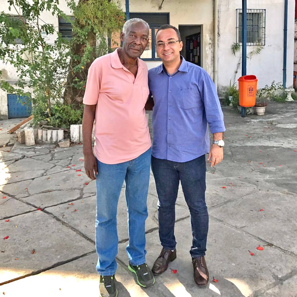 ProfAdalmir's tweet photo. Com ele a Comlurb está muito bem representada em Marechal Hermes. Foi um prazer conhecer o Pedro Manuel Timbúlcio. #Rio #Comlurb https://t.co/oqeyX2X1YN