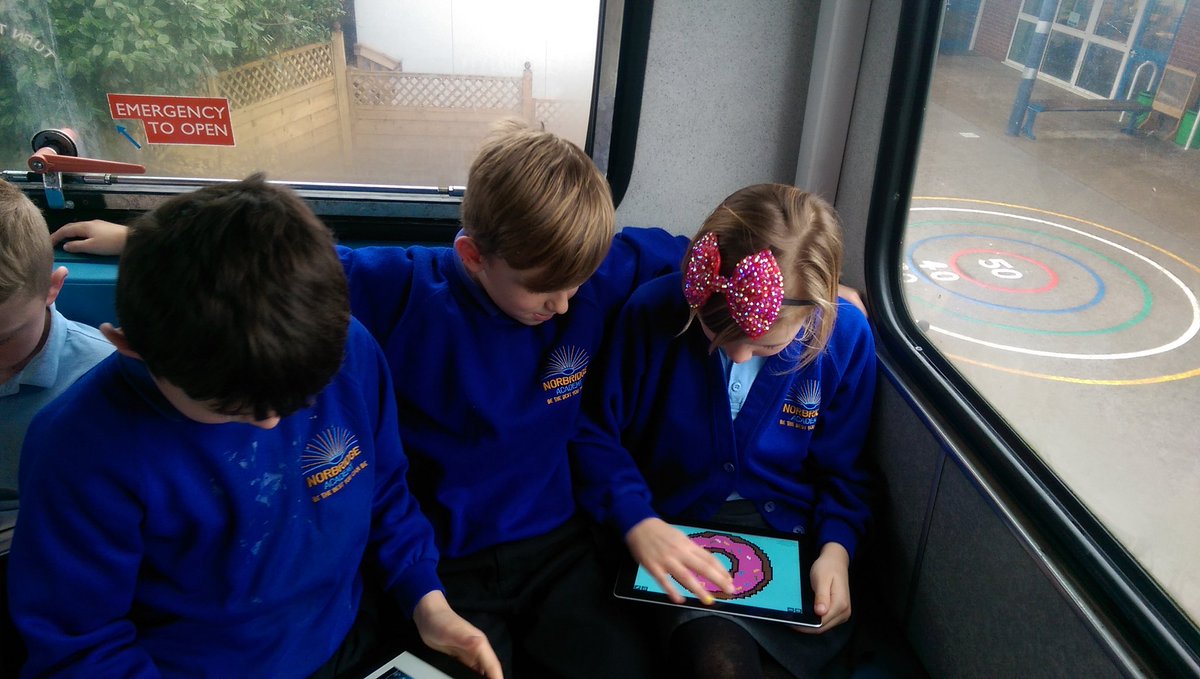 Y3Palm's tweet image. Exploring hopscotch on the bus #codingonthebus 🎮 🚃