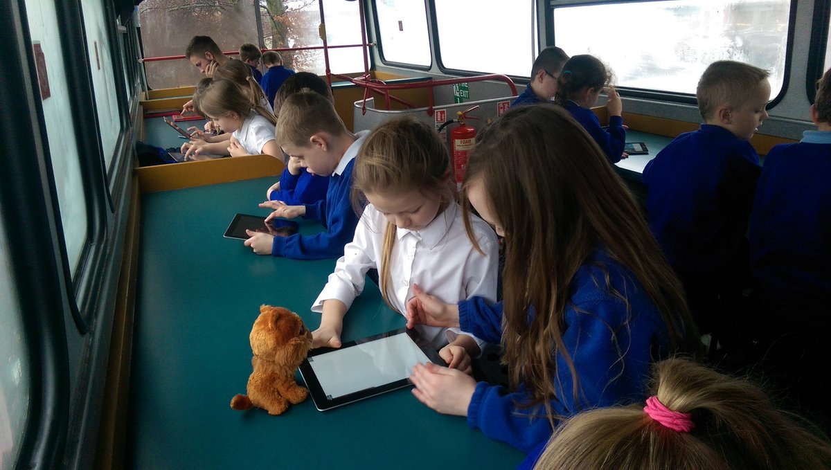 Y3Palm's tweet image. Exploring hopscotch on the bus #codingonthebus 🎮 🚃
