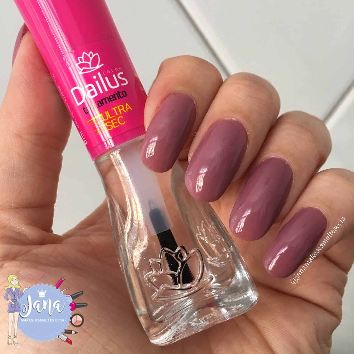 JanaRocioSantos's tweet photo. Esmalte de tratamento Ultra Sec da @DailusColor , ele possui secagem rápida, em até sete minutos. #esmaltedailus #ultasecdailus #dailus https://t.co/gnD3JU36ia