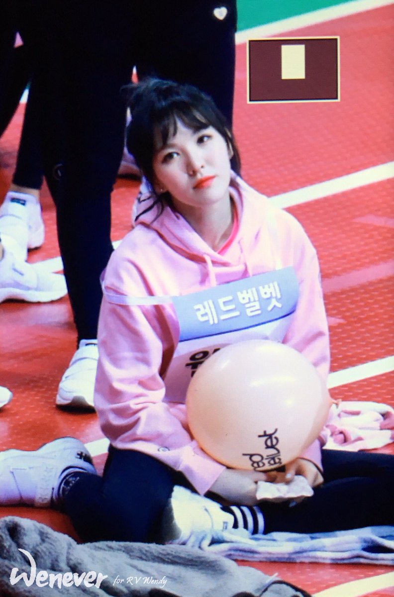 wenever940221's tweet photo. 170116 아육대
다리 안 저려?ㅜㅜ 팬들 걱정에 계속 팬석만 뚫어져라😇

#웬디 #wendy #레드벨벳 https://t.co/gujPdVoBA5