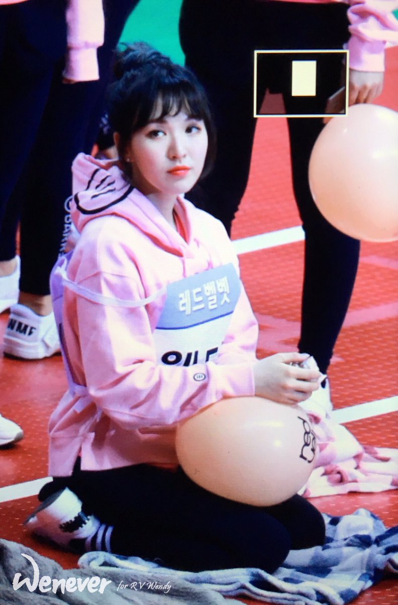 wenever940221's tweet photo. 170116 아육대
다리 안 저려?ㅜㅜ 팬들 걱정에 계속 팬석만 뚫어져라😇

#웬디 #wendy #레드벨벳 https://t.co/gujPdVoBA5
