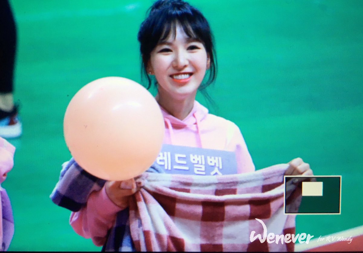 wenever940221's tweet photo. 170116 아육대

저는 완무룩을 잃을 수 없어요💘 

#웬디 #wendy #레드벨벳 https://t.co/rRpRx1feRH