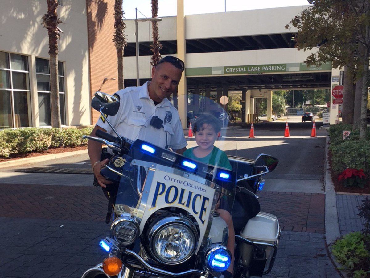 OrlandoPolice's tweet photo. Just one of many lovely notes and photos we receive every day: Marlowe was so excited to meet Sgt. Goglas!
https://t.co/5LyDg3wo3j https://t.co/Ld5aiOHJCa