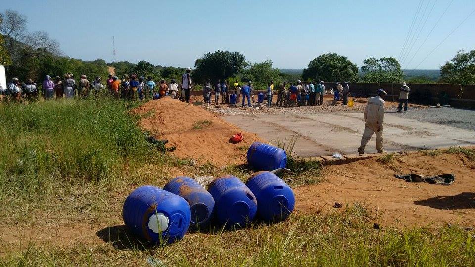 hipporoller's tweet photo. Let's build! @carlosmorgado_f pics of Mangundze #Mozambique using Hippo Rollers to build a multipurpose court #water #innovation #Africa https://t.co/tXLuks3vM9