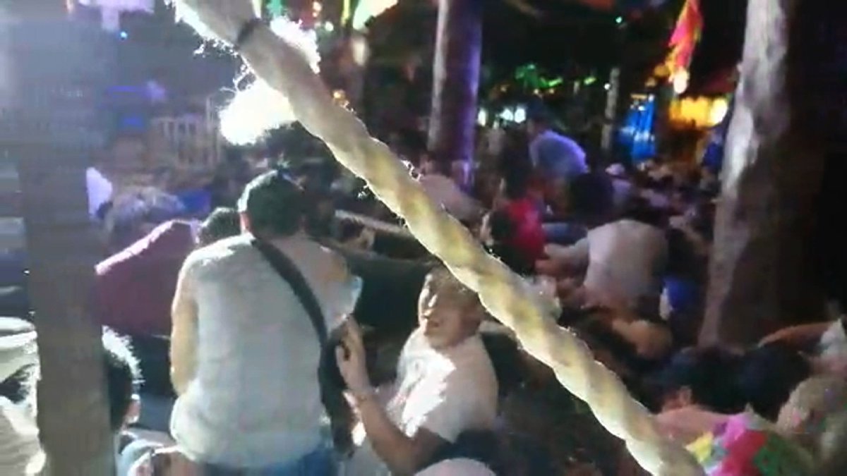 CNNEE's tweet photo. El fiscal general de Quintana Roo dijo que en el tiroteo en Playa del Carmen 15 personas resultaron heridas https://t.co/Ojww4umMmO https://t.co/l8JAXURte6