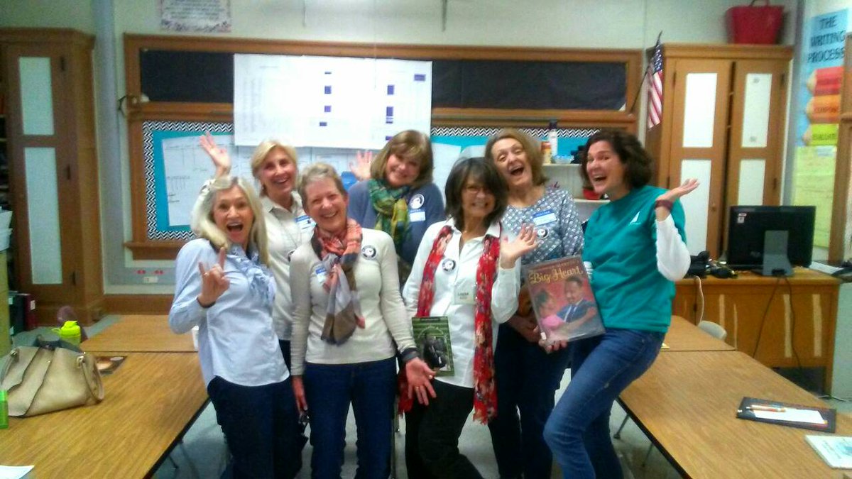 DallasRSVP's tweet photo. Some of our volunteers reading to kids at William Lipscomb Elementary for MLK Day! #seniorcorpsworks #MLKDay2017 #IamRSVP #nationalservice https://t.co/Y0tfnwIQoa