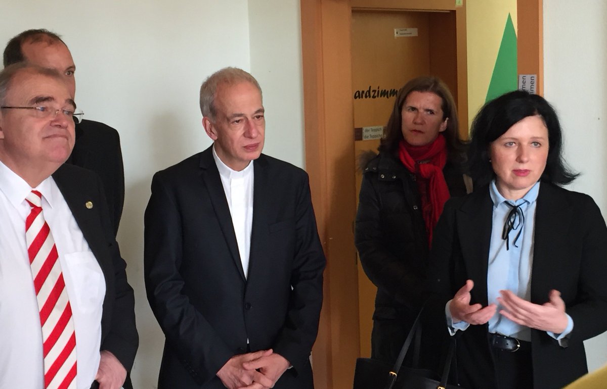 EUKommWien's tweet photo. Freunde, Friede, Liebe - Eindrücke aus der Wohngemeinschaft für minderj Flüchtlinge in #Eggenburg mit @VeraJourova https://t.co/KQQqDJHKiG