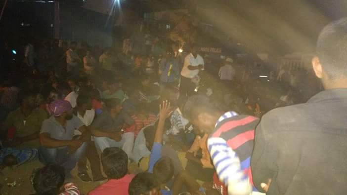 skycinemas's tweet photo. அலங்காநல்லூர் தற்போதைய நிலை ! No lights . . போராட்டக்காரர்களை தாக்க போவதாக தகவல் . .
பெண்களும் கூட்டத்தில் உள்ளனர். #Needsafe https://t.co/vsLu1TuJHr