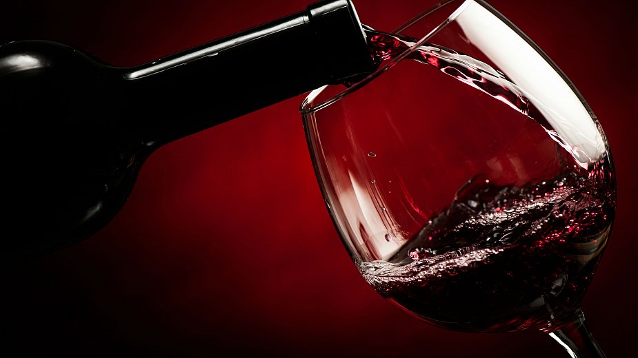Vinopolisgib's tweet photo. Did you know a glass of red wine is equal to one hour at the gym? A new research exposes it, so...who is in? ;-) https://t.co/8l3aTPNram
