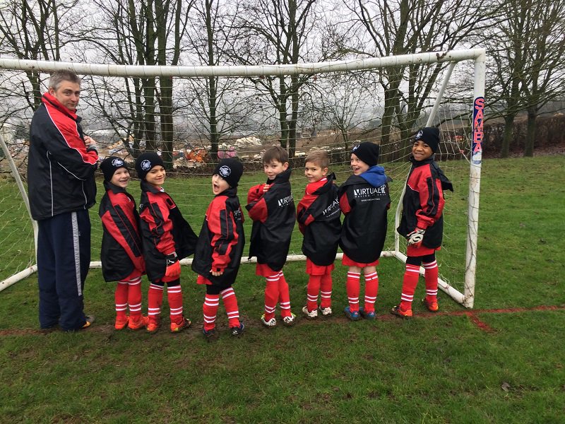 VirtualIT's tweet photo. We are really pleased to be sponsoring The Hemel Hempstead Youth Town Under 8’s - here they are with their new kit! https://t.co/ZYYmSGkJBM
