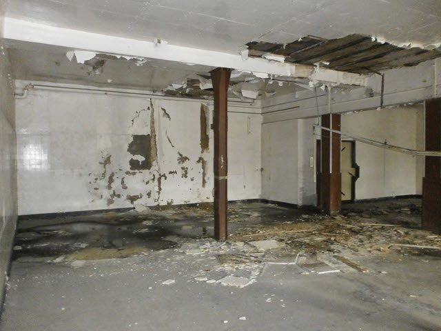 NRFeldkirchen's tweet photo. Seit 1998 besteht in 56567 Neuwied-Feldkirchen eine dem ungehinderten Verfall überlassene KÜHNE Industriebrache. Abriss überfällig. https://t.co/n2FatuafLb