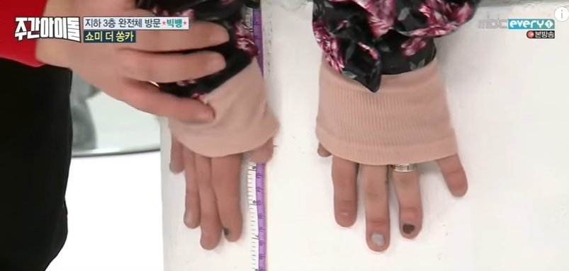 pyopeasant's tweet photo. richest kpop idol with the poorest state of fingernails https://t.co/ZpoL7un85r