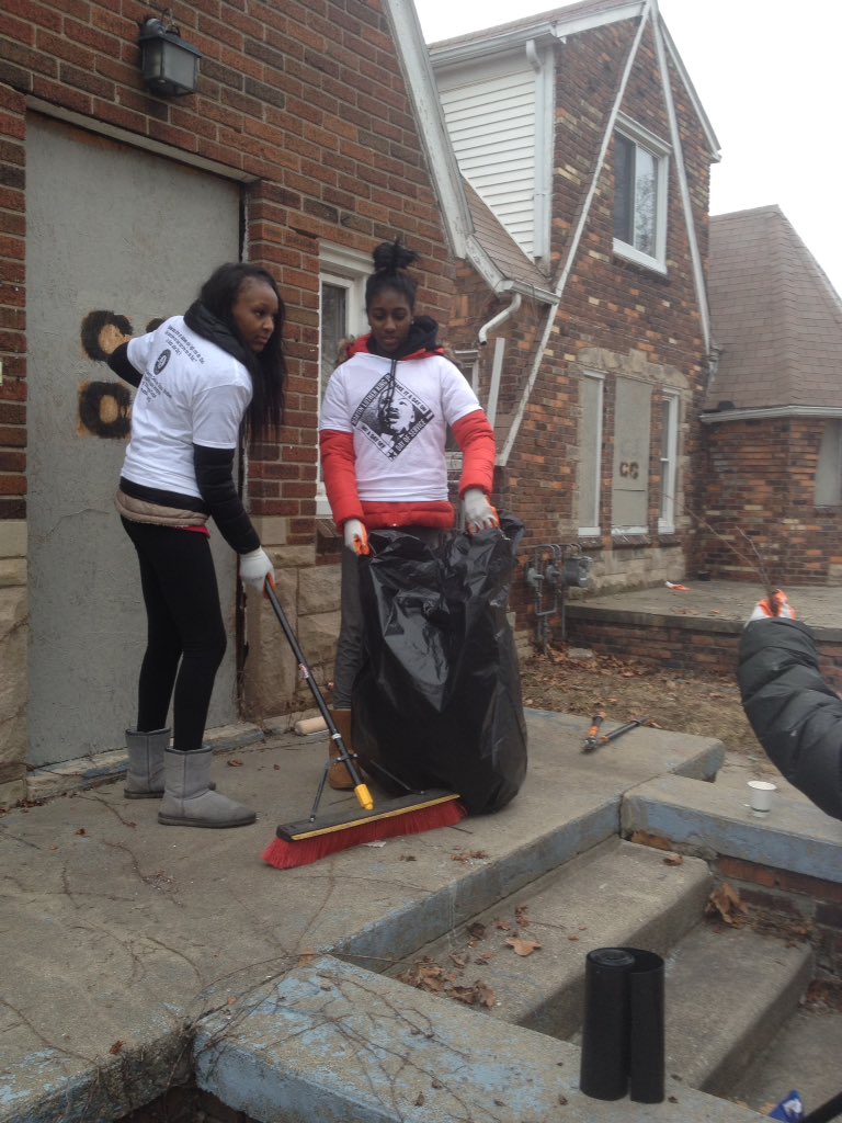 MCSConline's tweet photo. Volunteers out in full force with @detroitamus for @MLKDay #MLKMI #MLKDAY https://t.co/2664Fy6Hi4