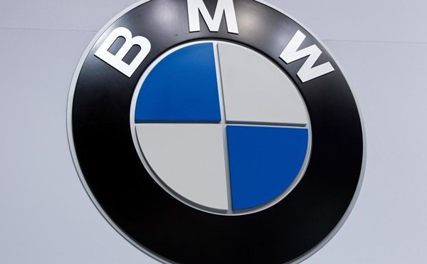 El_Universal_Mx's tweet photo. El magnate @realDonaldTrump amenaza a @BMW con impuesto fronterizo de 35% si construye planta en #México https://t.co/bug99zSDng https://t.co/R9umuEiLNc