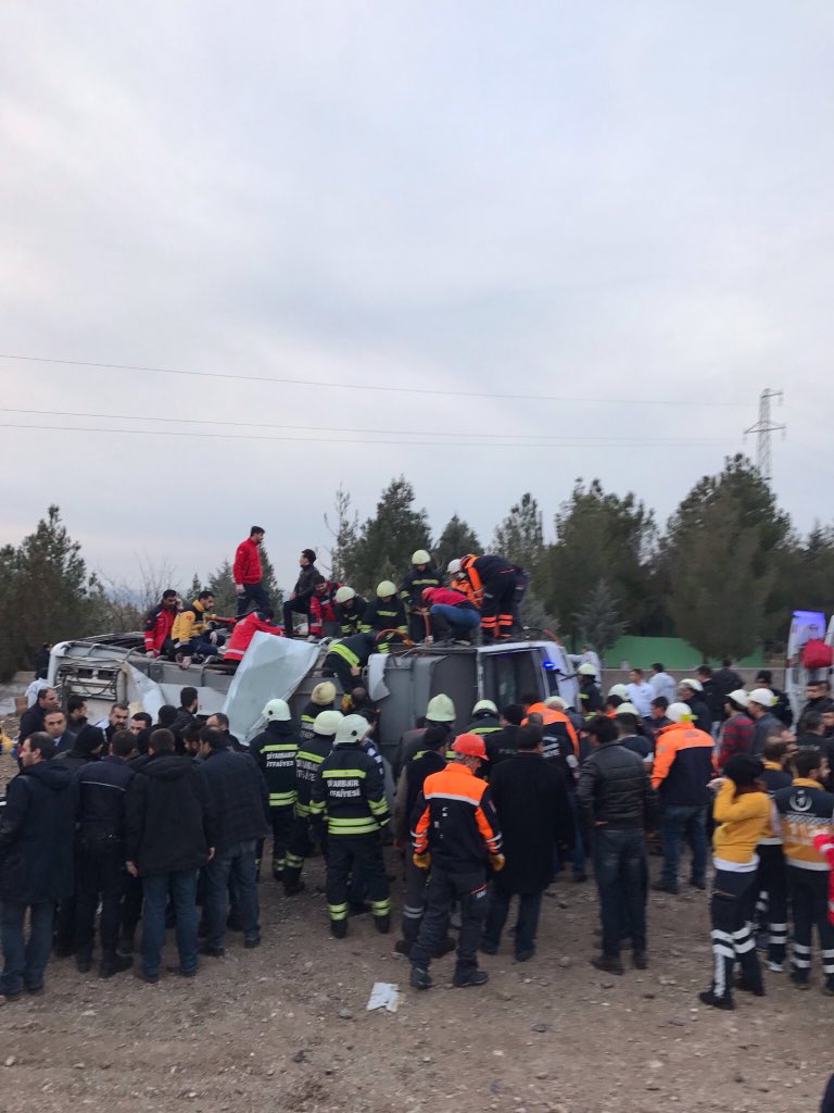 intifa33's tweet photo. Diyarbakır,#Sur'da Dicle Üniv. yerleşkesi yakınlarında,polis aracının geçişi sırasında bombalı saldırı düzenlendi.3 Polis vahşice katledildi https://t.co/kpKhrt56bZ
