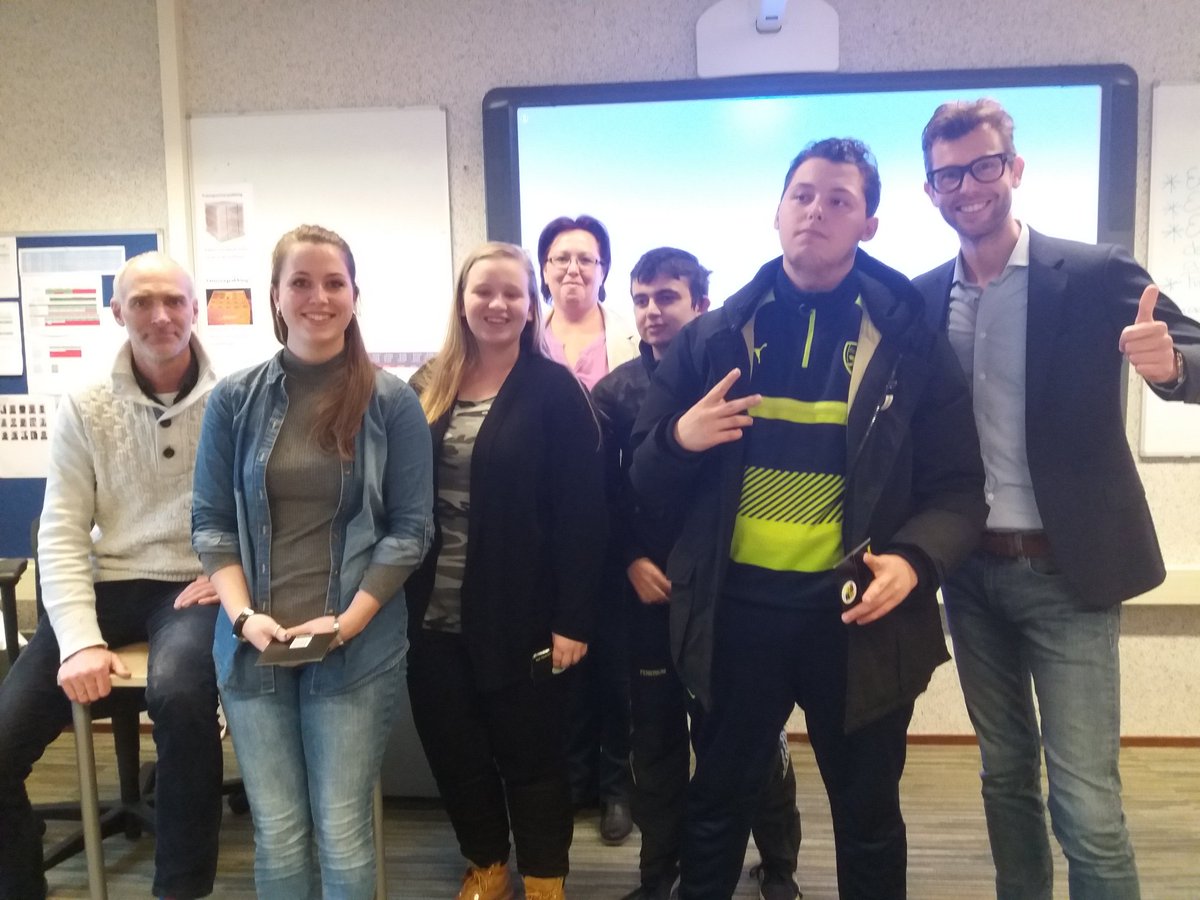 smie_academy's tweet photo. @mtm_mrsix gastspreker over ondernemerschap @MBOUtrecht Deze groep heeft de ondernemerscase goed aangepakt! https://t.co/LEFHxiwvUN