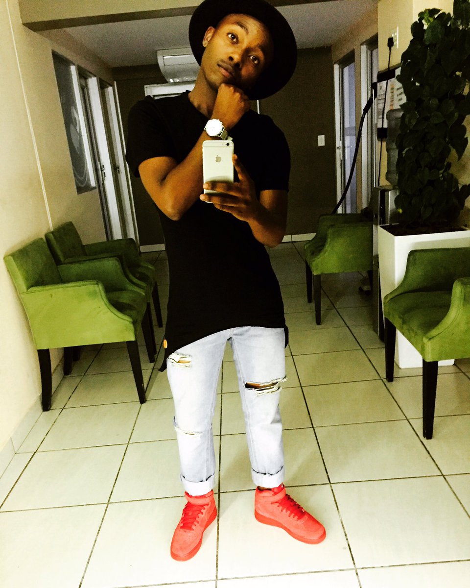 We seriously going to mic u <a href="/LwandoMbelu/">Lwando Mbelu</a>