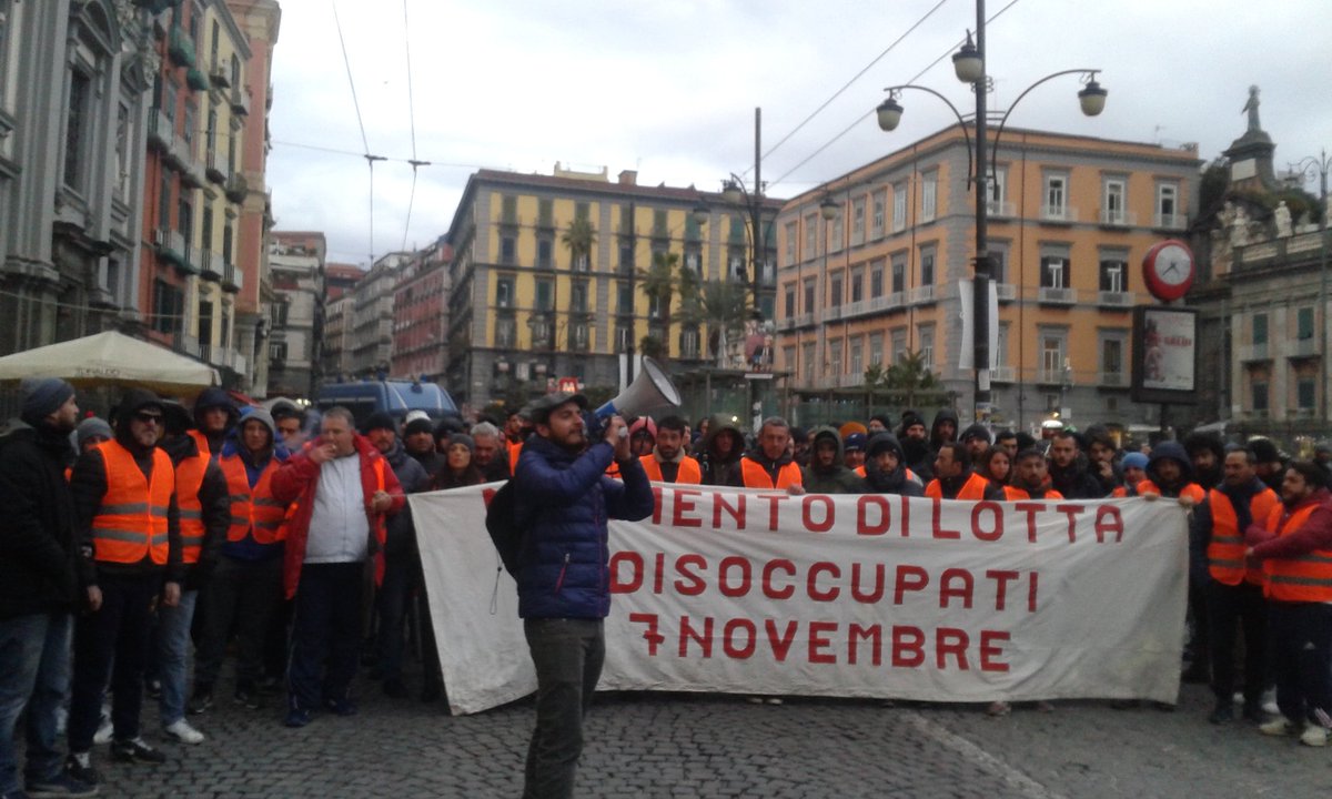 Mope_NA's tweet photo. #napoli centinaia di persone in corteo a sostegno della lotta dei disoccupati!  solidarietà ai 3 fermati di questa mattina #tuttiliberi https://t.co/QPro1M7DoJ