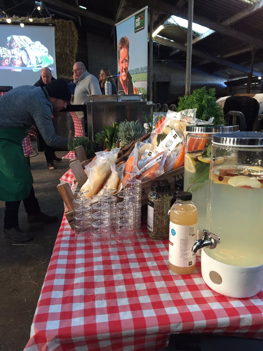 mennodevries's tweet photo. Kickoff #Leidse restaurantweek - versspecialist @JWPostmus van @smedingagf laat bereidingen sous-vide zien en @smitvis eet oesters 😜3/3 https://t.co/PODAxrGAGN