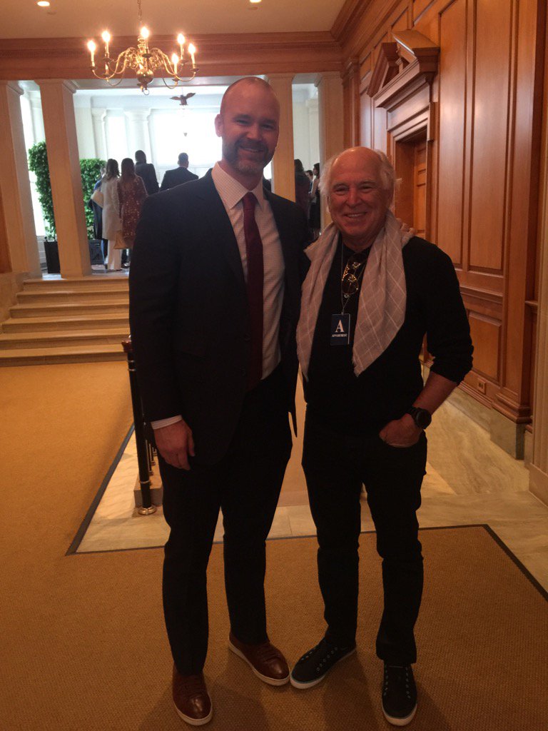 D_Ross3's tweet photo. Just in the door and run into @jimmybuffett #daygettingbetter https://t.co/hZaEesjmdg