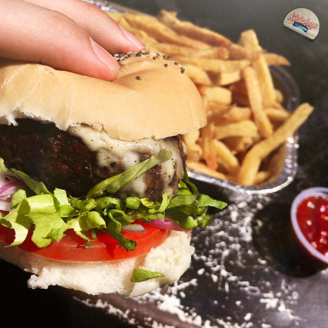 HellmannsArg's tweet photo. #EsNaturalQue rompas la dieta un lunes, tan natural como los tomates de kétchup Hellmann's. https://t.co/y3RISHWyMZ