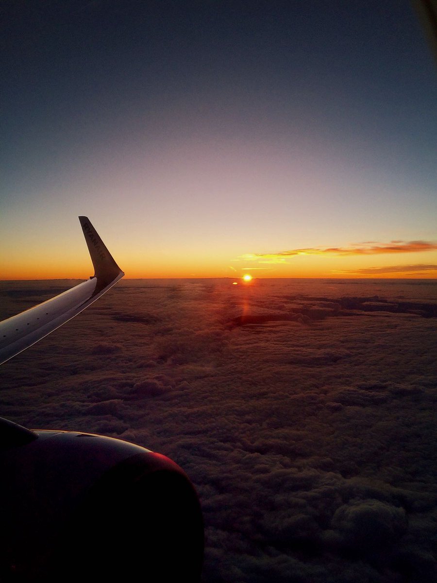 emanuele_dolce's tweet photo. Magic Sunset over Italy from #LICJ to #LIRF @AeroportoPa @AeroportidiRoma @ItalianAirForce https://t.co/6hdJ9QrRdt