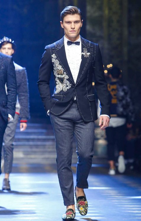 SelectModelMgmt's tweet image. A full house over at the @dolcegabbana show this weekend, @Oliver_Cheshire @JoshUJWorld &amp;amp; @sofiarichie walking for Team Select.