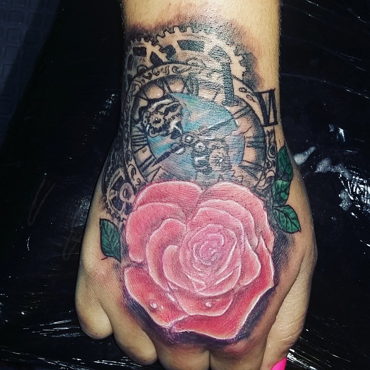 TattooMoya's tweet photo. #reloj #rosa #color y buen arte https://t.co/HDAGawrrm8