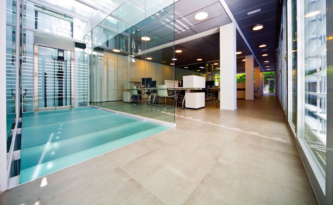 Ascensor de nuestra sede de Apolonio Morales y zonas de trabajo. #ProyectoEneres #EficienciaEnergética.