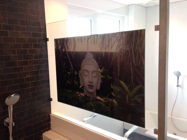 Een prachtige #Glassy wand met een #spiegel naadloos geïntegreerd. Interesse in uw eigen #Glassy samenstel kit? stuur een bericht! glassy.nl