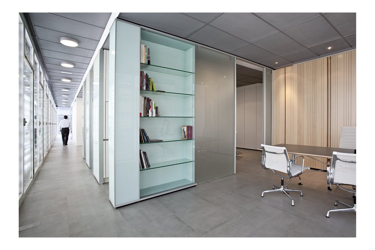 Despacho y pasillo en nuestras oficinas de Apolonio Morales (Madrid). #ProyectoEneres #EficienciaEnergética.