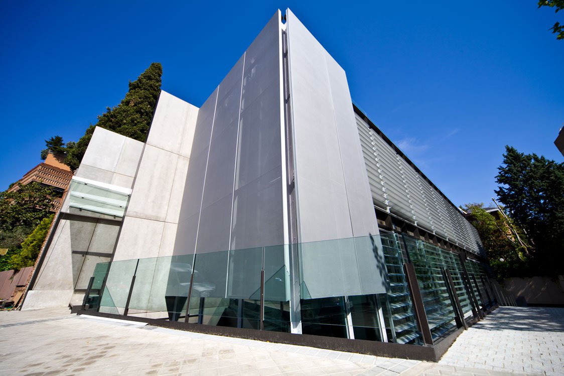 Sede de <a href="/EneresEs/">Eneres</a> en Calle Apolonio Morales (Madrid). Detalle de la fachada exterior. #ProyectoEneres #EficienciaEnergética.