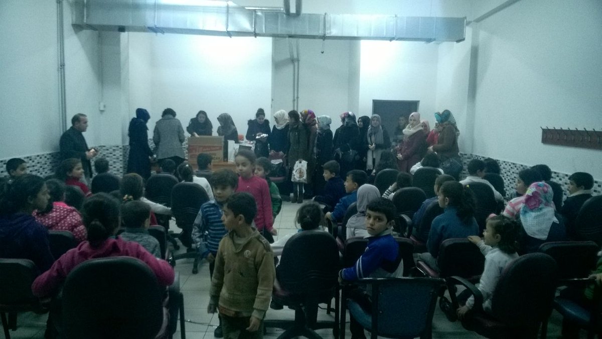 Çoğu Suriyeli çocukların gittiği Selçuklu İlköğretim okulunda kendi el emeğimiz-göz nurumuz şapka, atkı, örgü oyuncakları dağıttık.Harikaydı