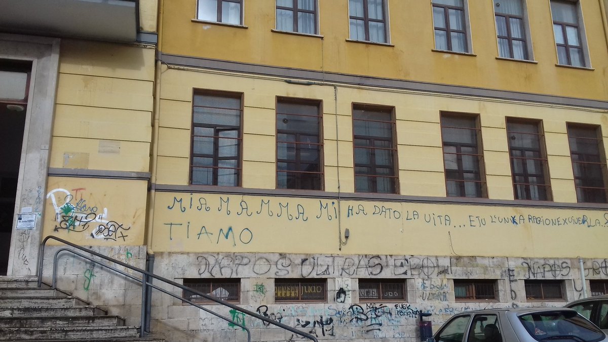 ldelmese's tweet photo. Eboli- Scuola M. Ripa - Da 3 anni lo sfogo di un adolescente è  scritto sulla facciata della scuola: leggiamo, è  dignitoso?  Cancelliamolo https://t.co/eECjNJg18v