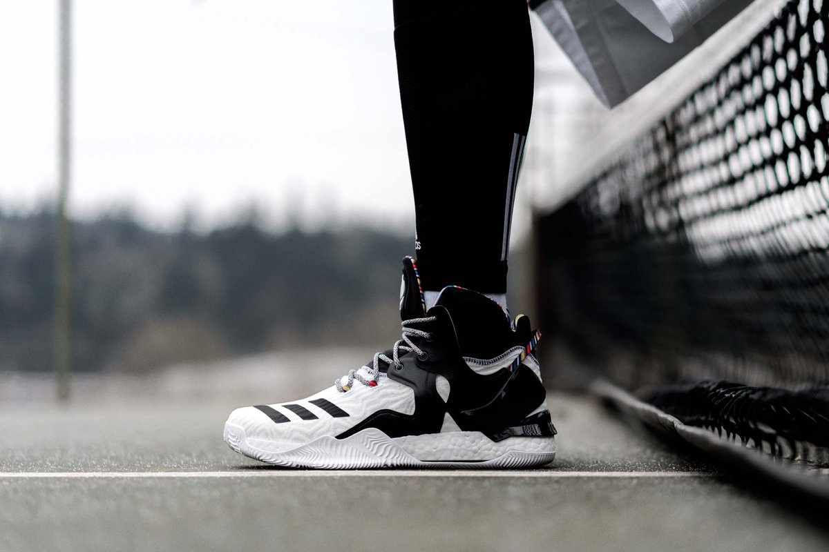 Jose_Ajero's tweet photo. Zía de mucho basket y mil zapas en memoria en el #MLKDAY. @adidas_ES rinde homenaje a Arthur Ashe con las #Harden1 , #Lillard3 y #Rose7. https://t.co/r9YWsBB4G7