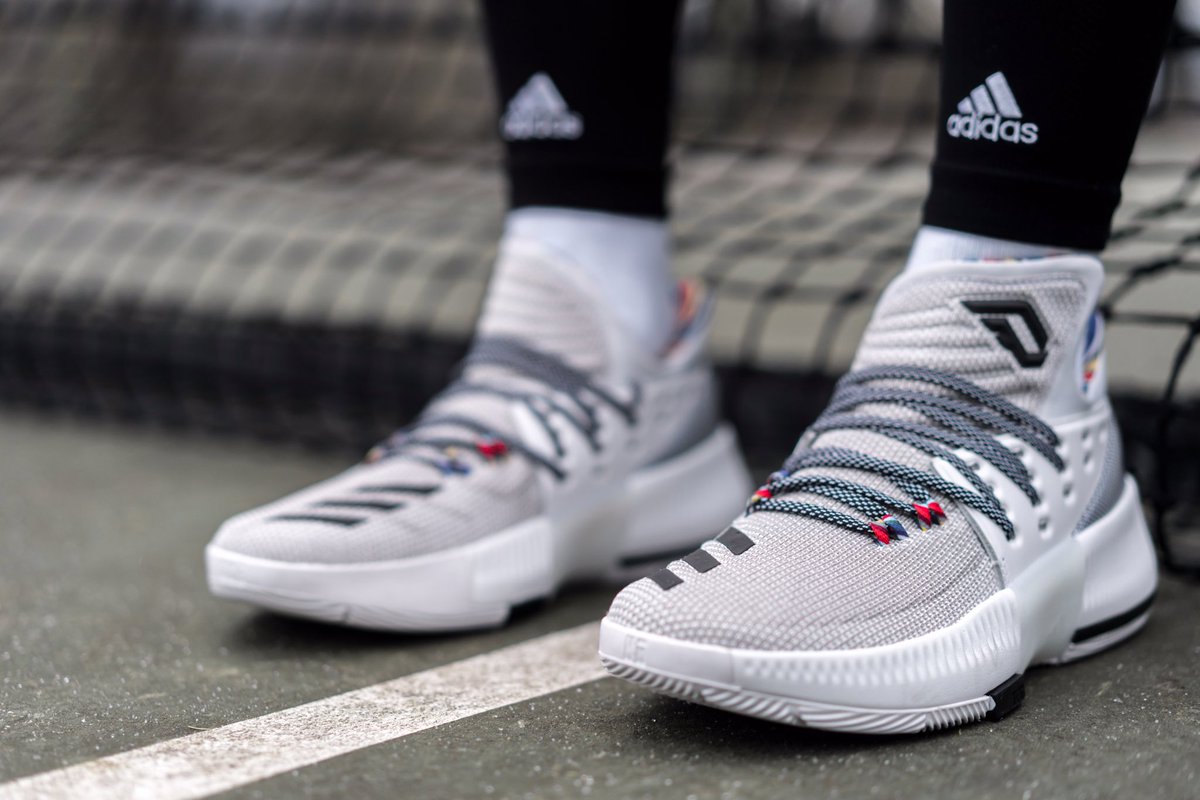 Jose_Ajero's tweet photo. Zía de mucho basket y mil zapas en memoria en el #MLKDAY. @adidas_ES rinde homenaje a Arthur Ashe con las #Harden1 , #Lillard3 y #Rose7. https://t.co/r9YWsBB4G7
