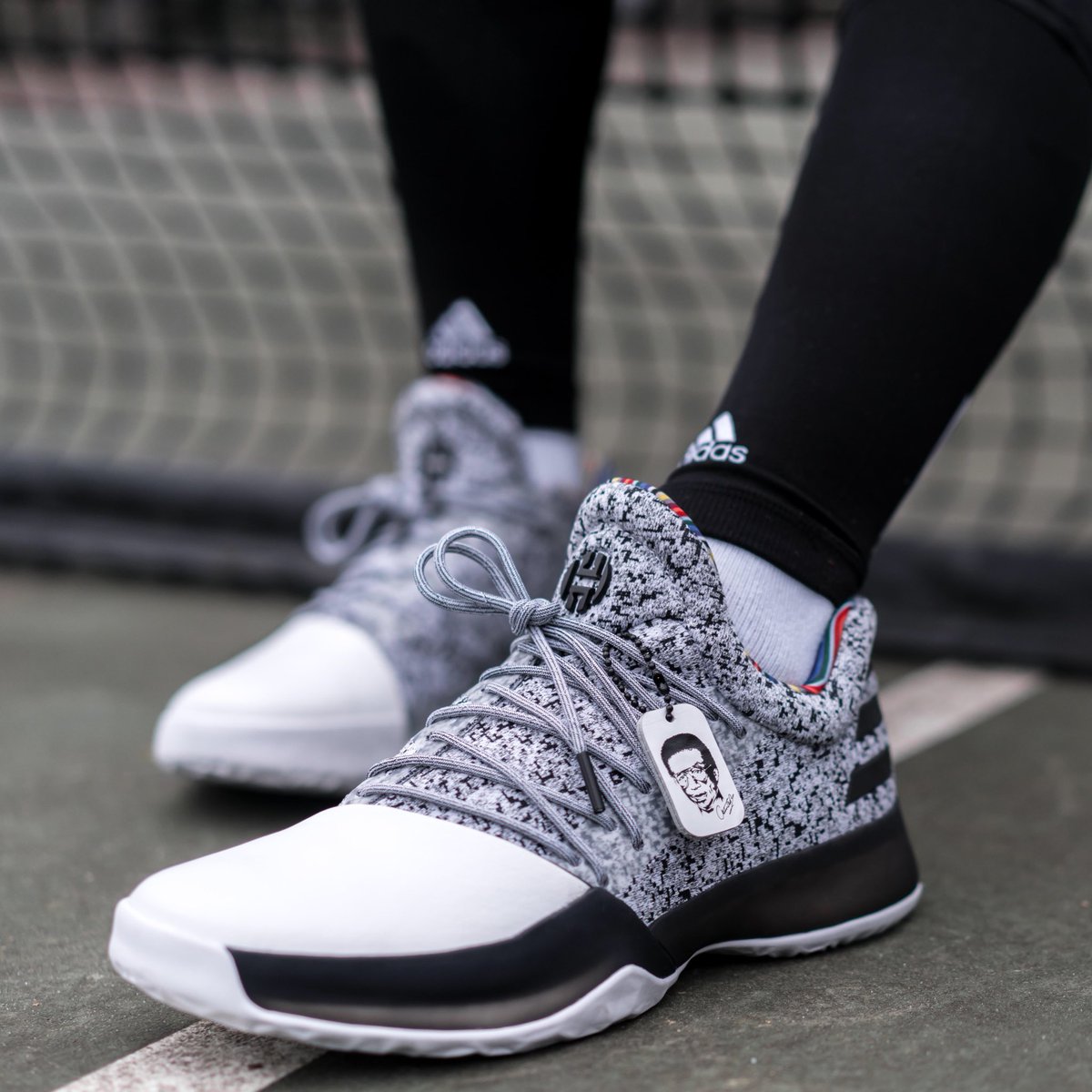 Jose_Ajero's tweet photo. Zía de mucho basket y mil zapas en memoria en el #MLKDAY. @adidas_ES rinde homenaje a Arthur Ashe con las #Harden1 , #Lillard3 y #Rose7. https://t.co/r9YWsBB4G7