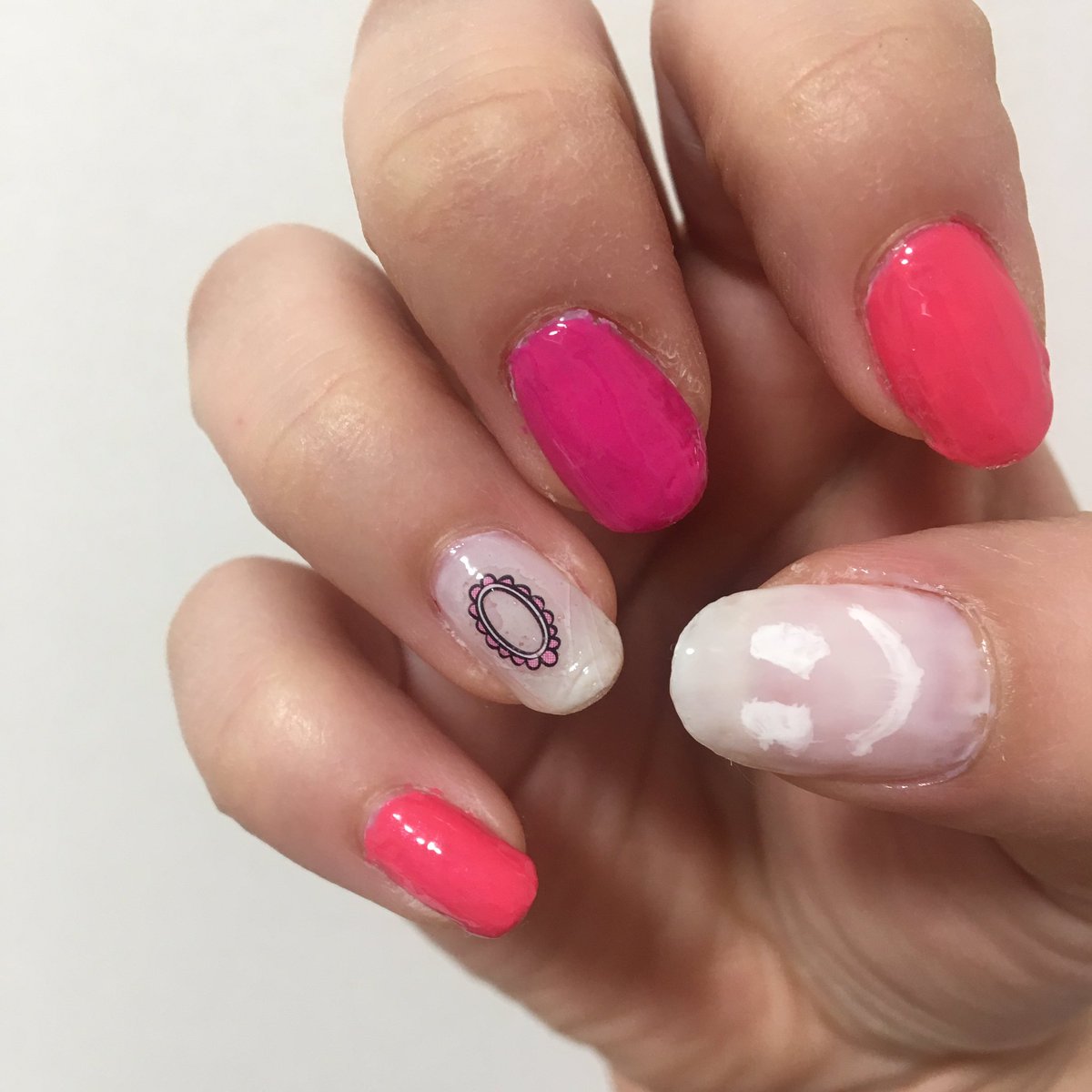 chiyuntenten's tweet photo. 気まぐれnail🦄の親指だけ両方剥がれたから遊んでみた👯✨細筆でアート✨してみたけどやっぱり不器用だなー😂ニコちゃんガタガタ😳💤
#NAILHOLIC
#WT080
#Ducato
#コンデンスミルク https://t.co/2cjBiocW95
