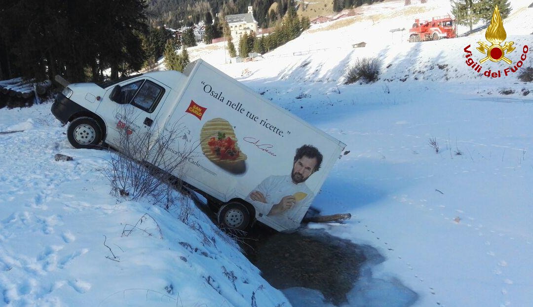 CorriereAlpi's tweet photo. #Sappada, il furgone finisce a mollo nel Piave https://t.co/Ykxj29l9v0 https://t.co/GghscazQ3l