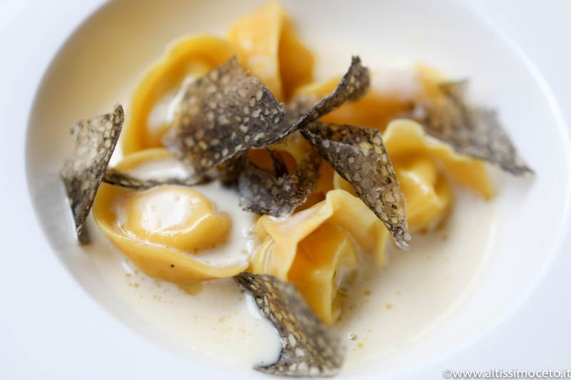 Tortelli di storione e cipollina, panna, vodka e lingotto di caviale
Chef <a href="/FULVIOSICCARDI/">fulvio siccardi</a> Hotel Magna Pars Suites
altissimoceto.it/2017/01/16/car…