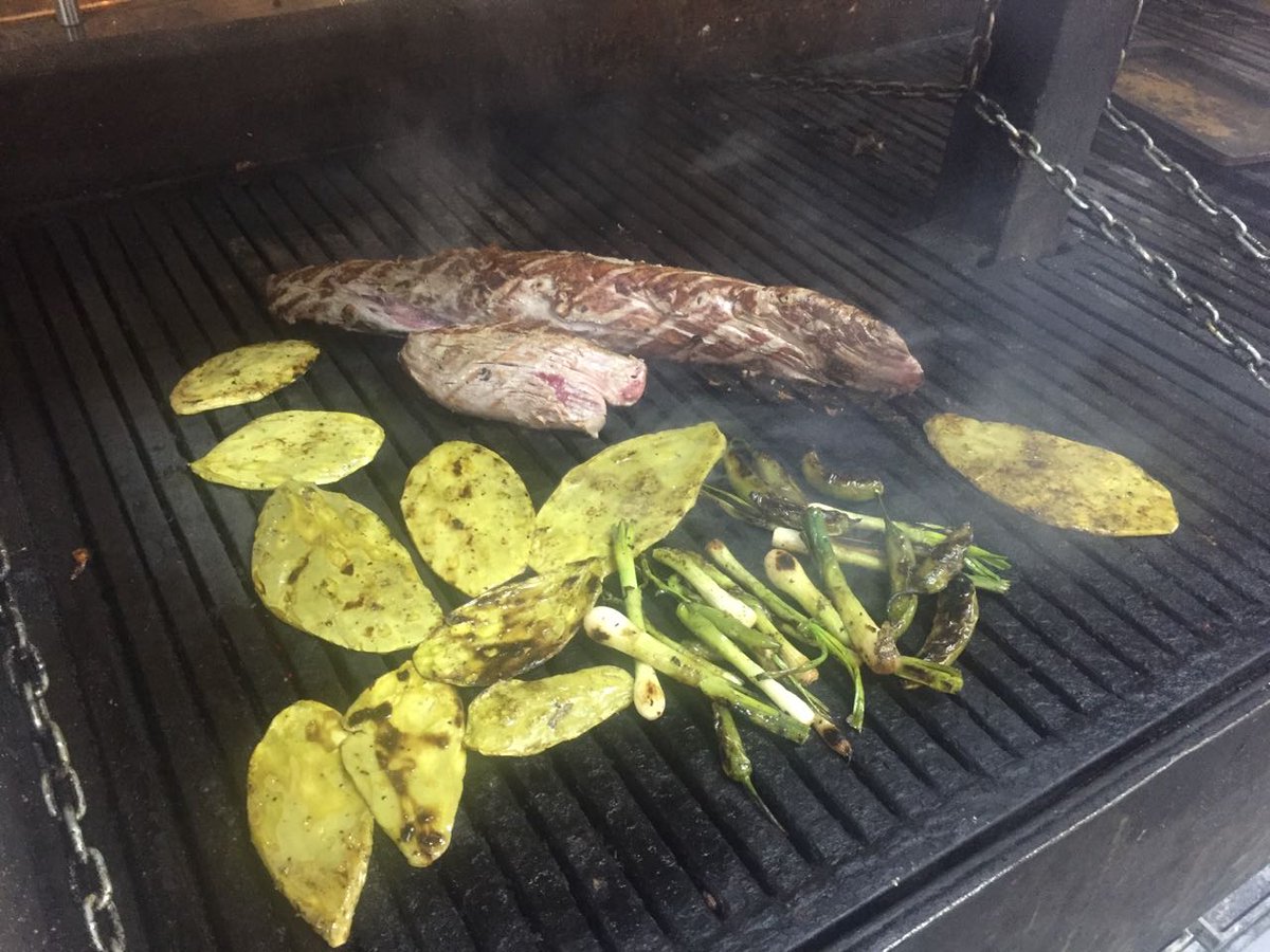 Marina71Leon's tweet photo. ¿Sabías que el 80% de nuestros platillos son asados a la parrilla?
Asi es, son preparados a la parrilla como ya nuestro tradicional pulpo. https://t.co/UhdYGKs8ZF