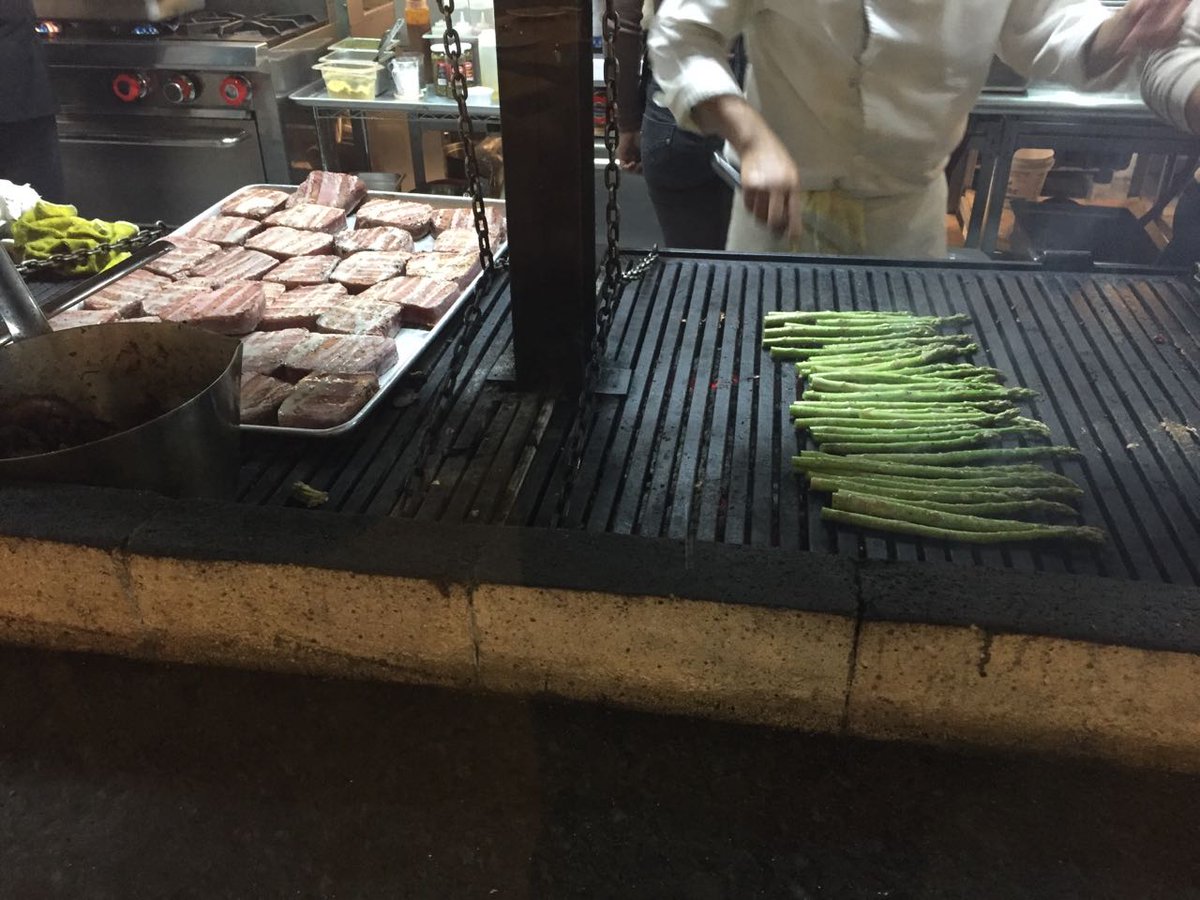 Marina71Leon's tweet photo. ¿Sabías que el 80% de nuestros platillos son asados a la parrilla?
Asi es, son preparados a la parrilla como ya nuestro tradicional pulpo. https://t.co/UhdYGKs8ZF