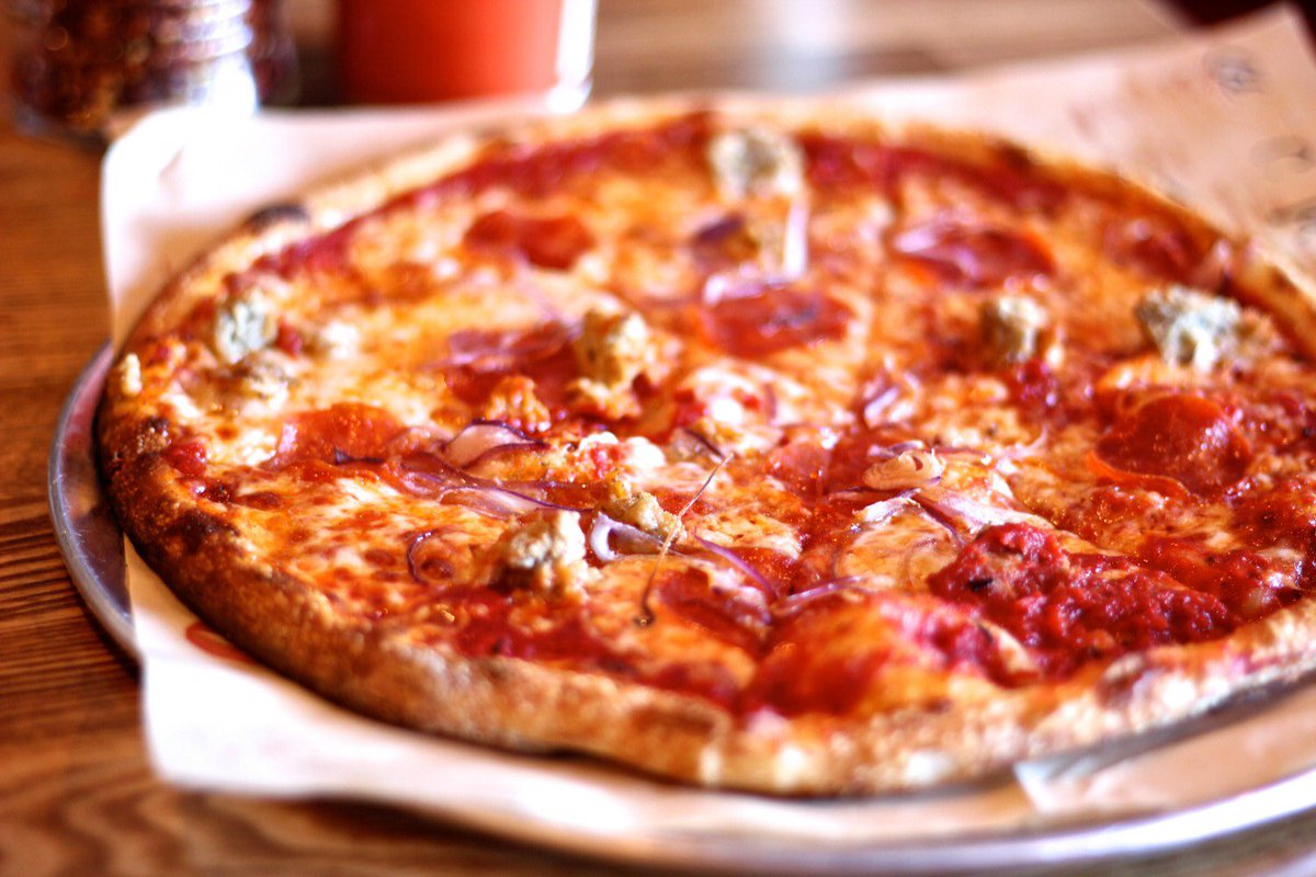 cary_lc's tweet photo. Hey everyone!! Don't forget, we'd love to see you at Blaze Pizza tonight @ 7pm in Park West! Can't wait to see you🍕🤗 https://t.co/nF2pmyJdnu