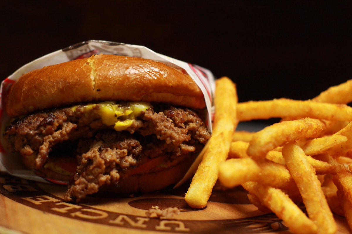 unclebearsaz's tweet photo. What are you having for lunch today? 
🍔🍟
#UncleBears #AZ #Arizona #Phoenix #Food #Lunch #EatLocal #DrinkLocal https://t.co/B5VZTe79hu