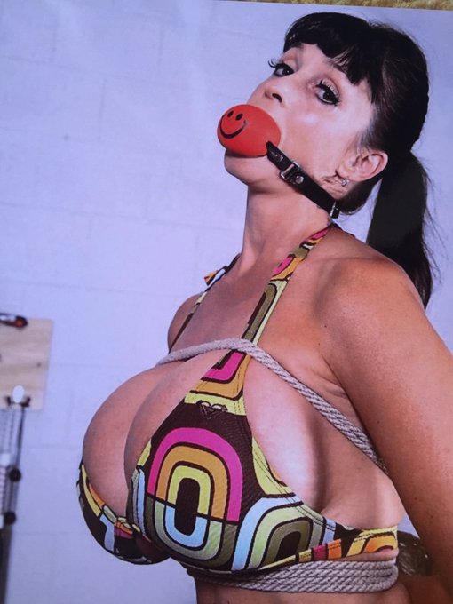 Good morning! The sun is out and I'm hot! Let's play dirty https://t.co/DD2RUhkYcr https://t.co/cuWk