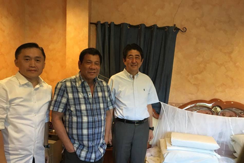 DiscoverVIRALUK's tweet photo. https://t.co/G6ryvhRpGb Japanese Prime Minister Shinzo Abe visits Philippine President Rodrigo Duterte’s “humble” home #AbeInPH #Duterte https://t.co/BXdStpMank